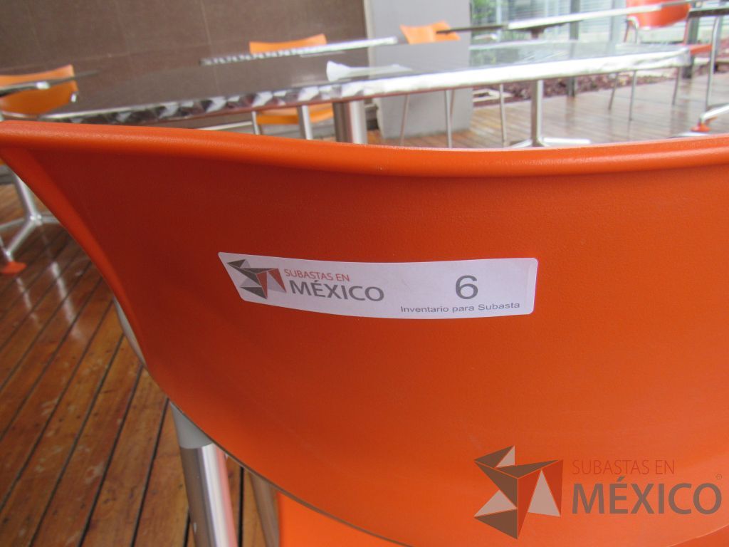 Lote 049 - 2 Mesas de comedor con recubrimiento de acero inoxidable adamascado y 4 Sillas color naranja - Imagen 24