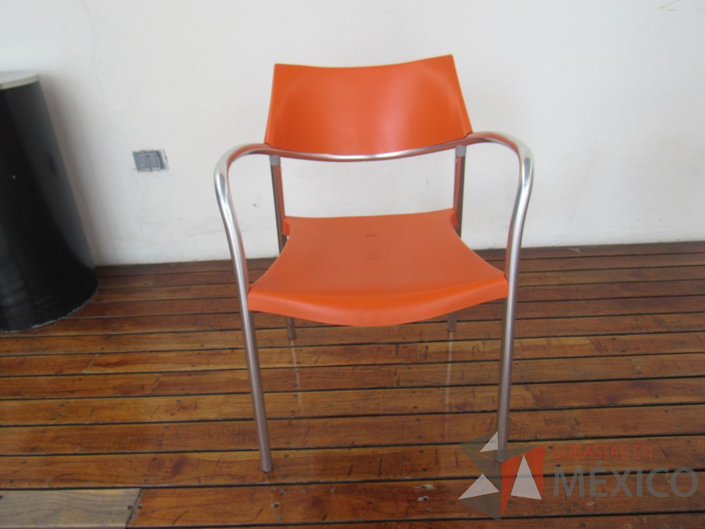Lote 049 - 2 Mesas de comedor con recubrimiento de acero inoxidable adamascado y 4 Sillas color naranja - Imagen 23