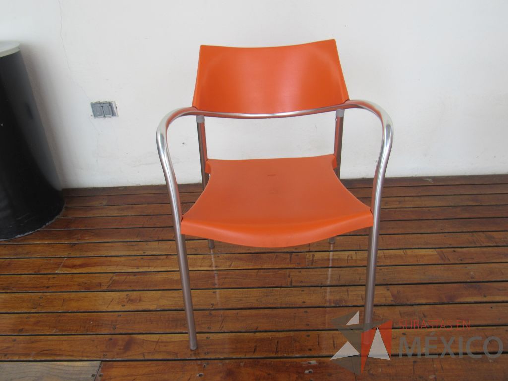 Lote 049 - 2 Mesas de comedor con recubrimiento de acero inoxidable adamascado y 4 Sillas color naranja - Imagen 22