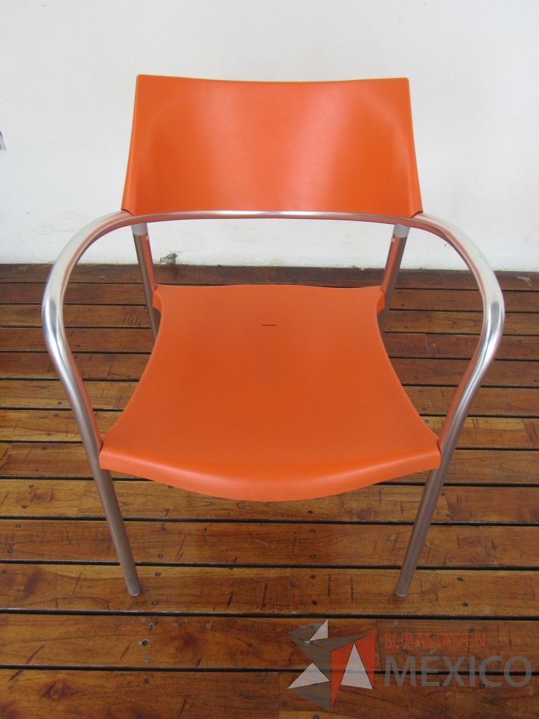 Lote 049 - 2 Mesas de comedor con recubrimiento de acero inoxidable adamascado y 4 Sillas color naranja - Imagen 21