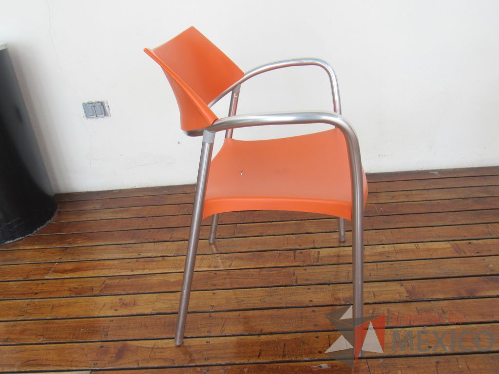 Lote 049 - 2 Mesas de comedor con recubrimiento de acero inoxidable adamascado y 4 Sillas color naranja - Imagen 20