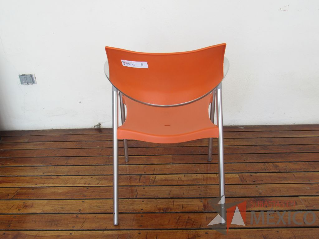Lote 049 - 2 Mesas de comedor con recubrimiento de acero inoxidable adamascado y 4 Sillas color naranja - Imagen 19