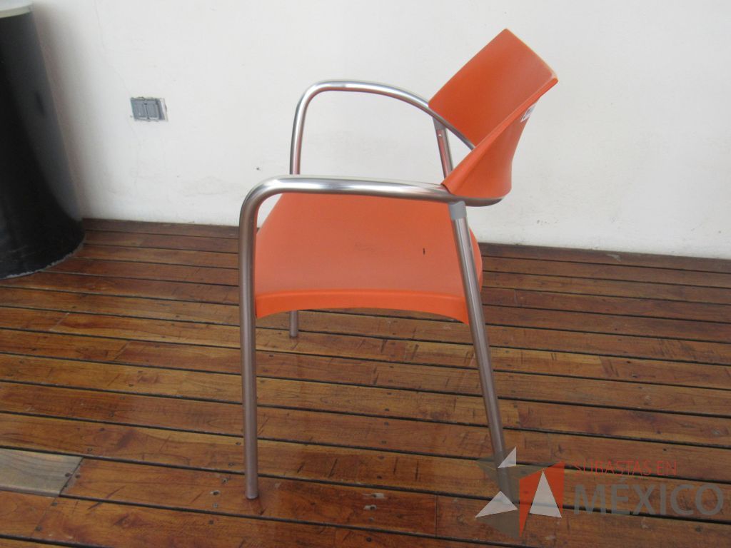 Lote 049 - 2 Mesas de comedor con recubrimiento de acero inoxidable adamascado y 4 Sillas color naranja - Imagen 18