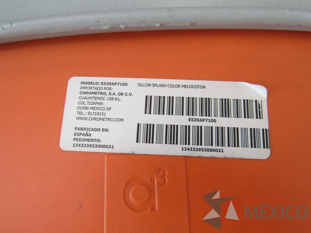 Lote 049 - 2 Mesas de comedor con recubrimiento de acero inoxidable adamascado y 4 Sillas color naranja - Imagen 16
