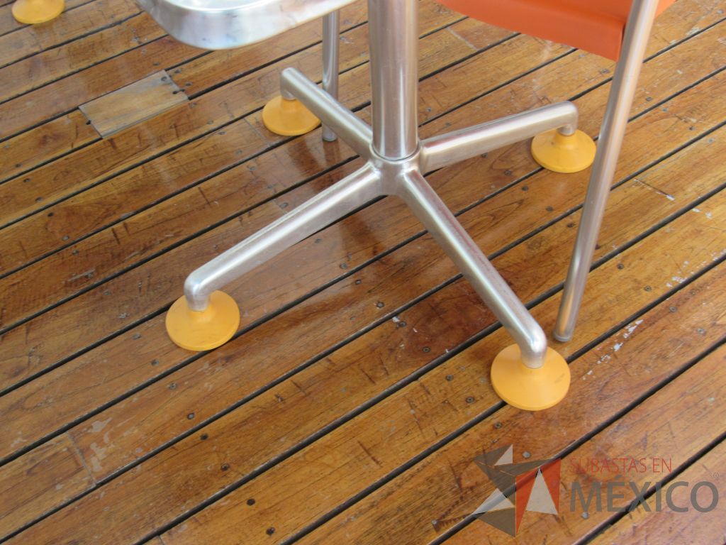 Lote 049 - 2 Mesas de comedor con recubrimiento de acero inoxidable adamascado y 4 Sillas color naranja - Imagen 9