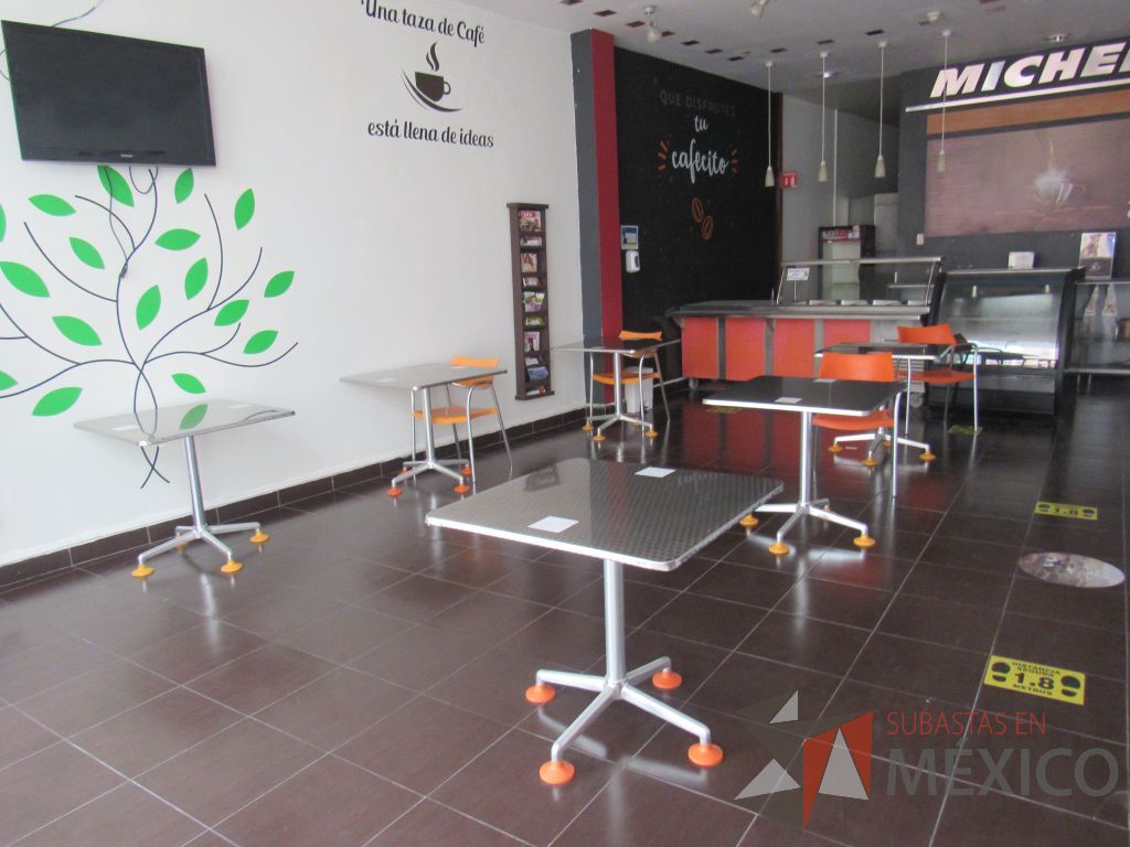 Lote 049 - 2 Mesas de comedor con recubrimiento de acero inoxidable adamascado y 4 Sillas color naranja - Imagen 12