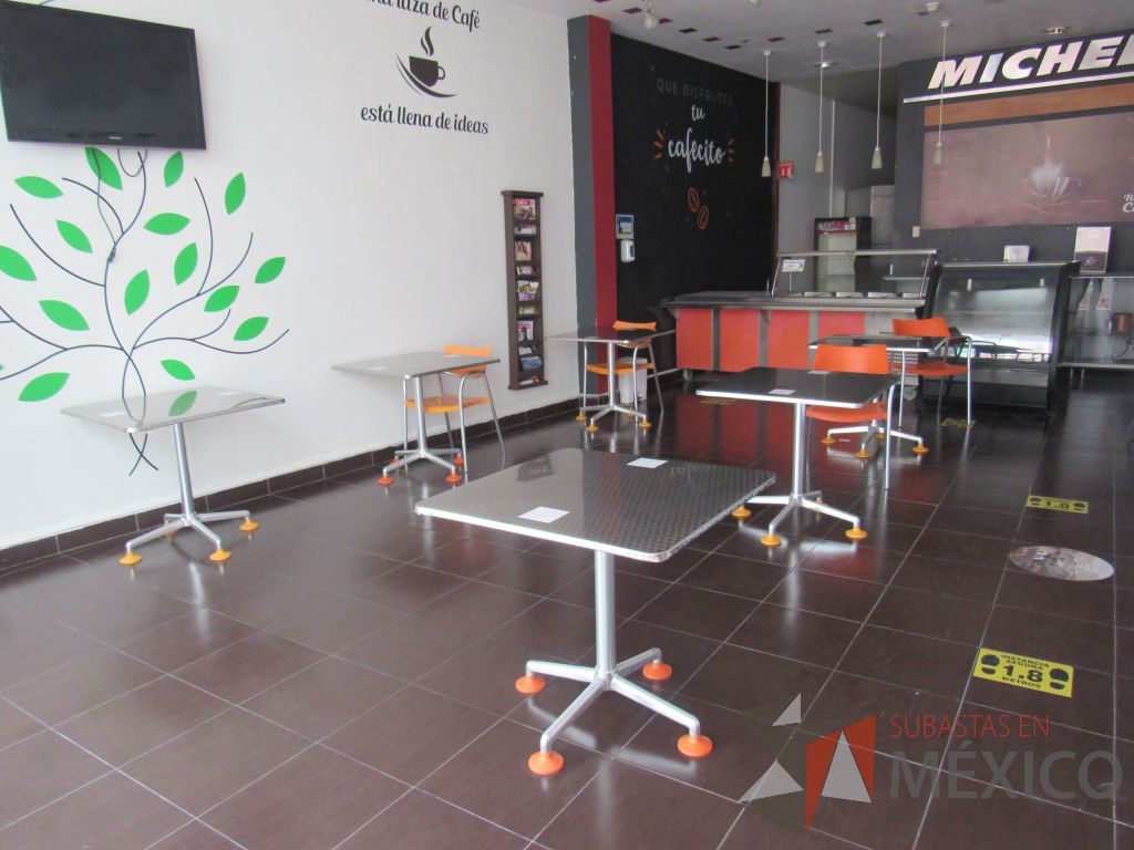 Lote 049 - 2 Mesas de comedor con recubrimiento de acero inoxidable adamascado y 4 Sillas color naranja - Imagen 13