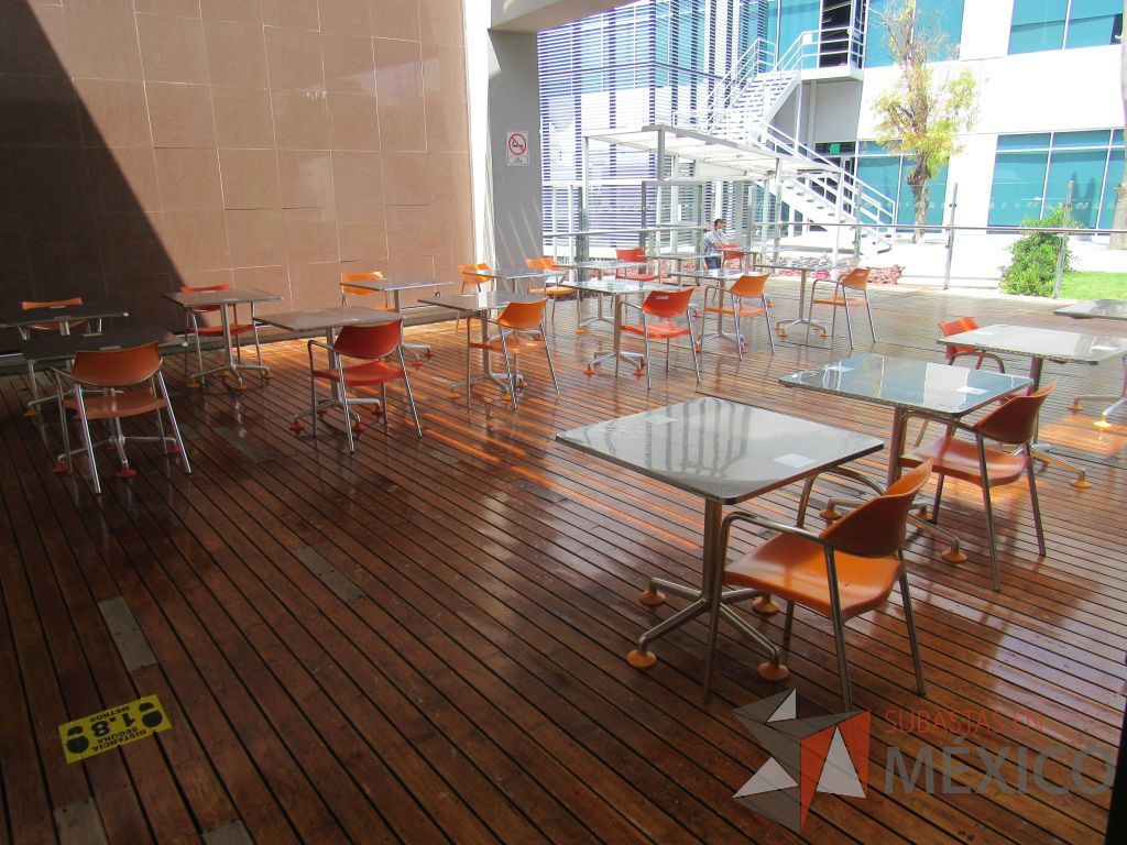 Lote 049 - 2 Mesas de comedor con recubrimiento de acero inoxidable adamascado y 4 Sillas color naranja - Imagen 14