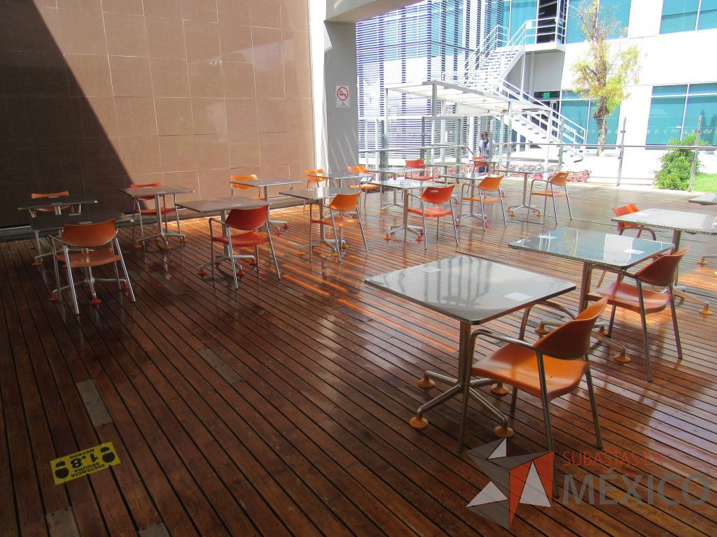 Lote 049 - 2 Mesas de comedor con recubrimiento de acero inoxidable adamascado y 4 Sillas color naranja - Imagen 15