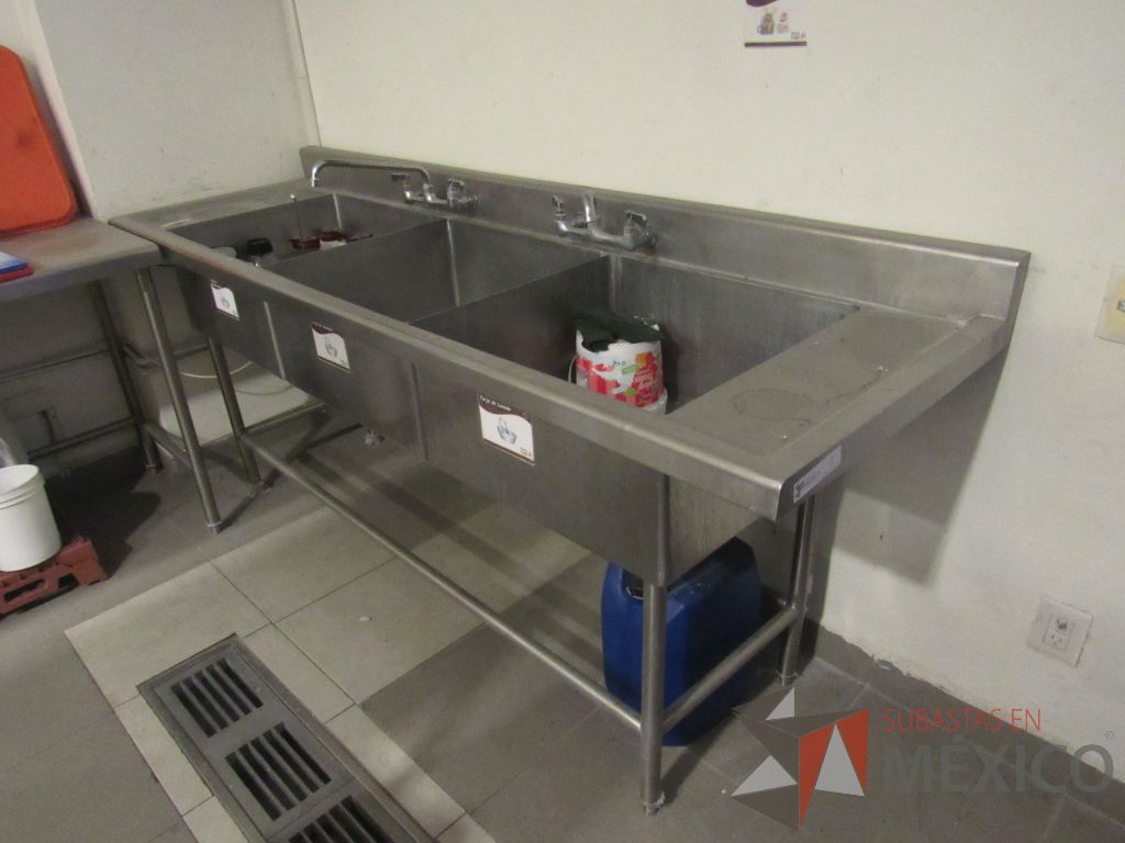 Lote 061 - Mueble de acero inoxidable con 4 patas, 3 tarjas y 2 grifos - Imagen 2