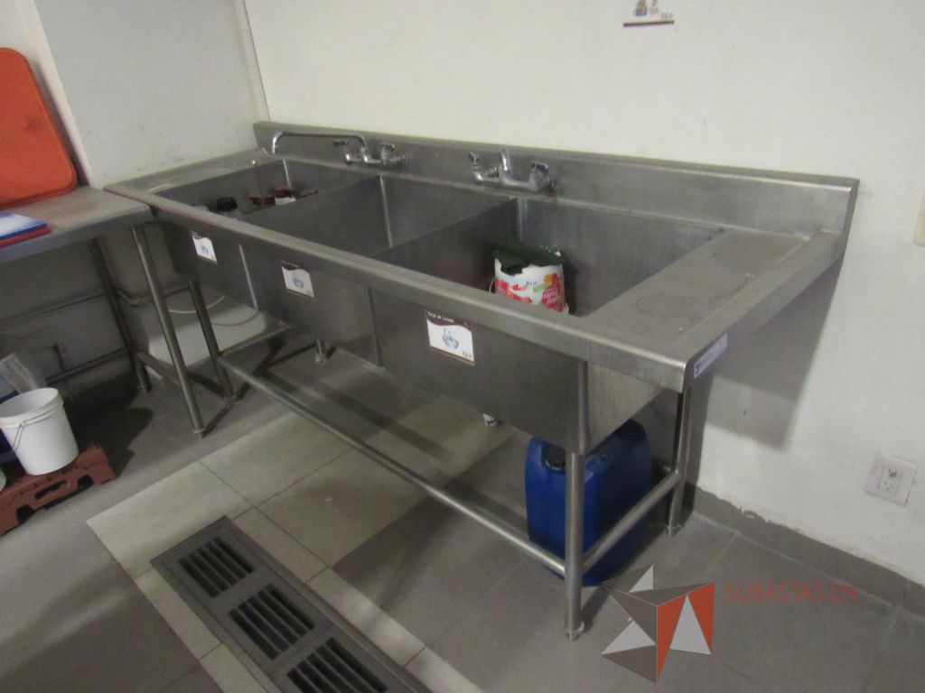Lote 061 - Mueble de acero inoxidable con 4 patas, 3 tarjas y 2 grifos - Imagen 5