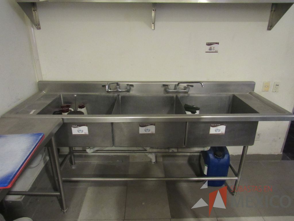 Lote 061 - Mueble de acero inoxidable con 4 patas, 3 tarjas y 2 grifos - Imagen 7