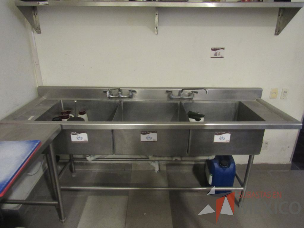 Lote 061 - Mueble de acero inoxidable con 4 patas, 3 tarjas y 2 grifos