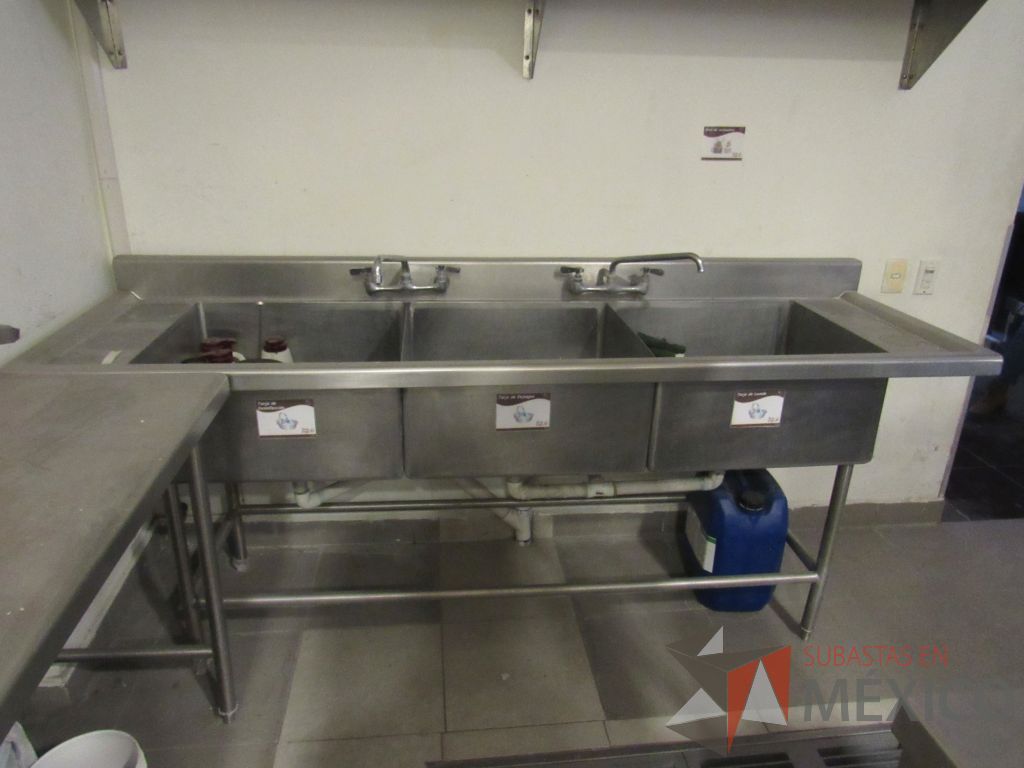 Lote 061 - Mueble de acero inoxidable con 4 patas, 3 tarjas y 2 grifos - Imagen 8