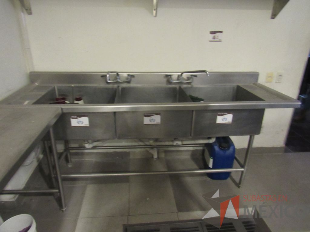 Lote 052 - Mueble de acero inoxidable con 4 patas, 3 tarjas y 2 grifos - Imagen 9