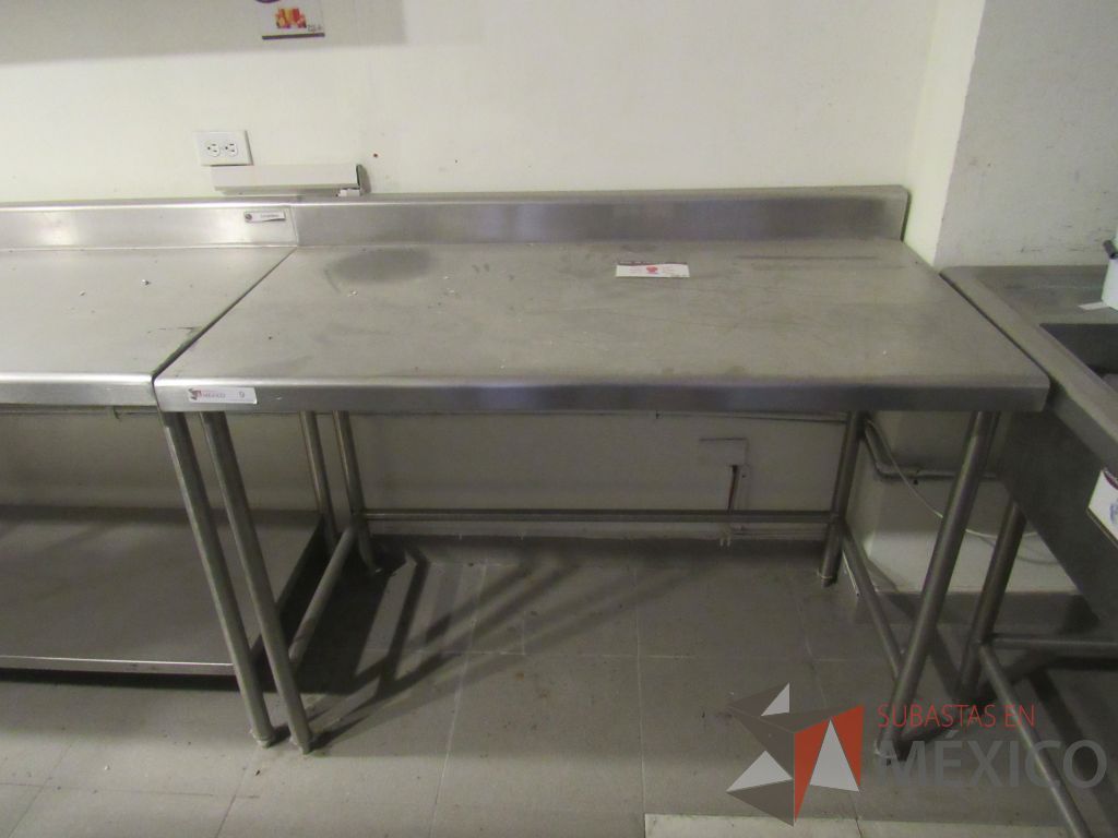 Lote 054 - Mesa de trabajo de acero inoxidable con 4 patas metálica