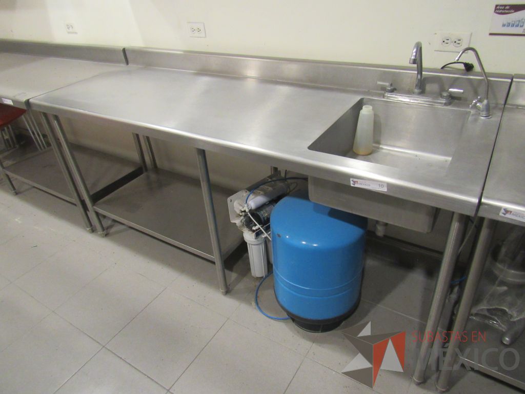 Lote 055 - Mesa de acero inoxidable con 4 patas metálicas y tarja
