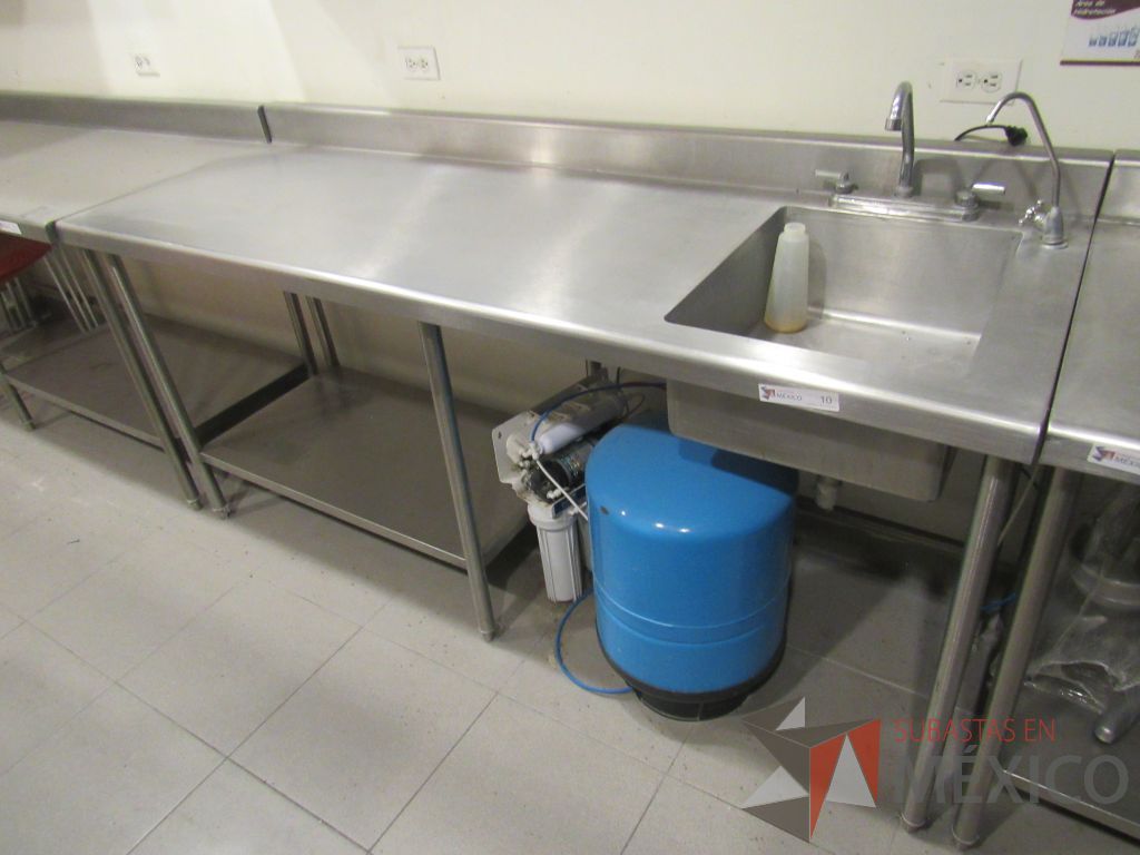 Lote 055 - Mesa de acero inoxidable con 4 patas metálicas y tarja - Imagen 2