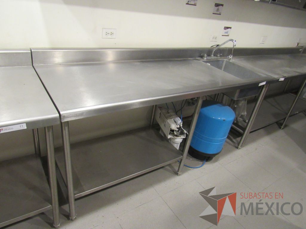 Lote 055 - Mesa de acero inoxidable con 4 patas metálicas y tarja - Imagen 3