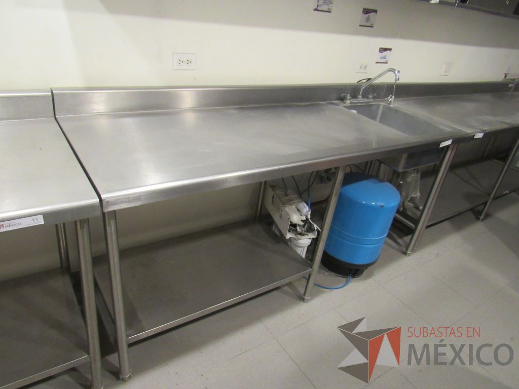 Lote 055 - Mesa de acero inoxidable con 4 patas metálicas y tarja - Imagen 4