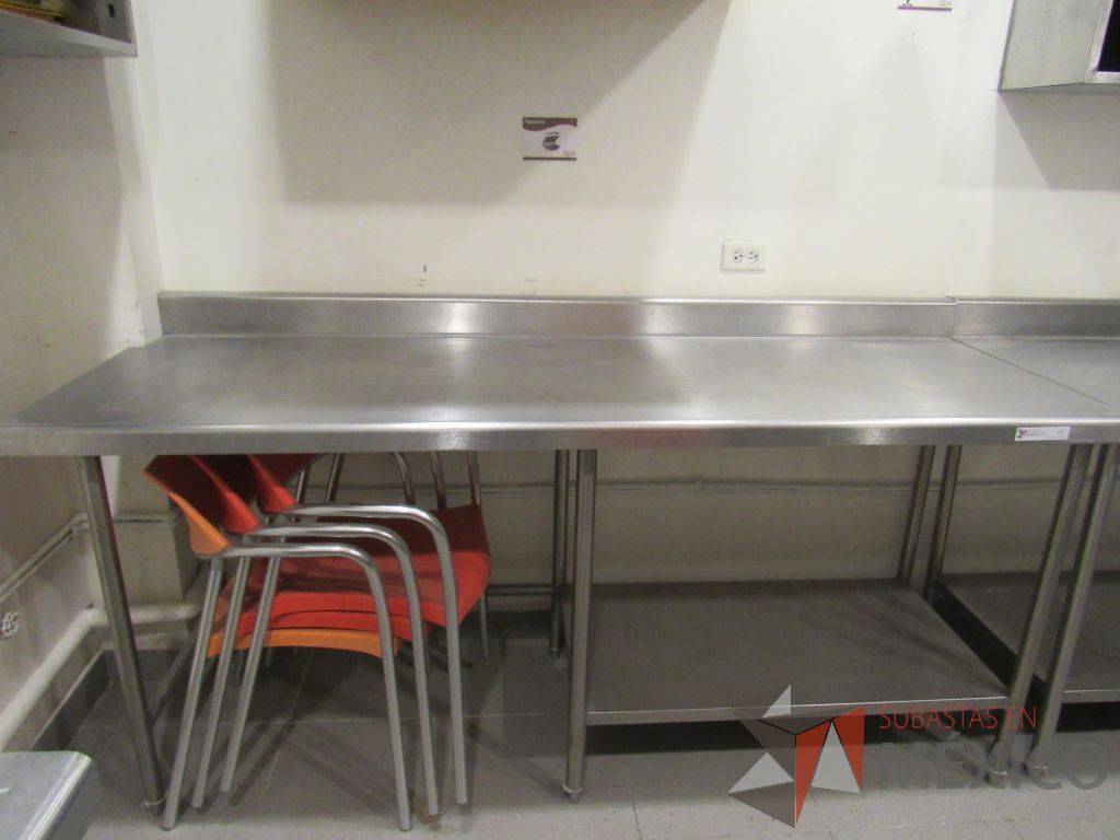 Lote 056 - Mesa de trabajo de acero inoxidable con 4 patas metálica - Imagen 4