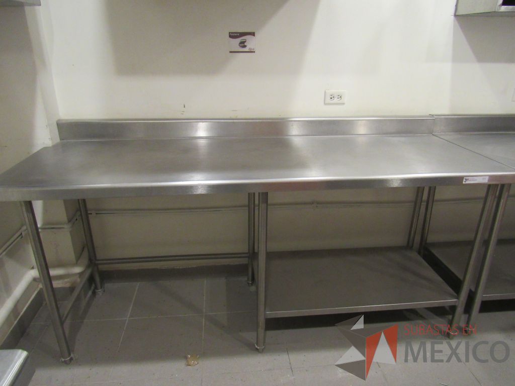 Lote 056 - Mesa de trabajo de acero inoxidable con 4 patas metálica