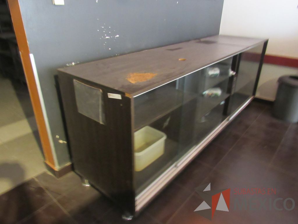 Lote 050 - Credenza de madera con 3 puertas corredizas de vidrio con 1 entrepaño color café - Imagen 2