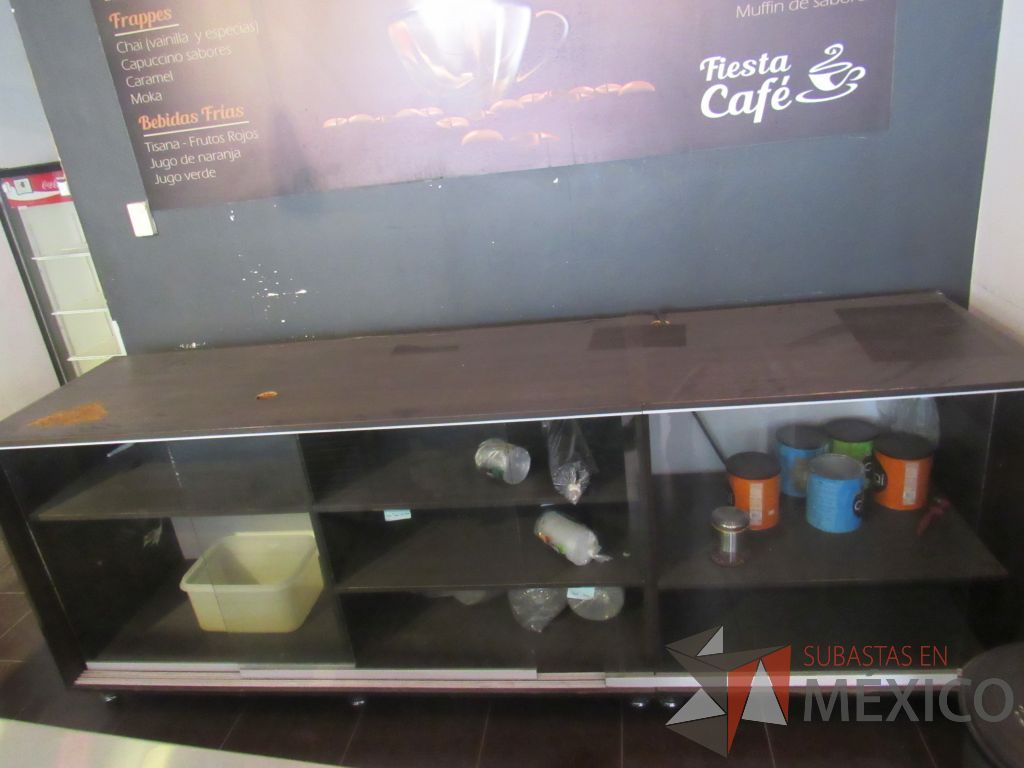Lote 050 - Credenza de madera con 3 puertas corredizas de vidrio con 1 entrepaño color café - Imagen 7