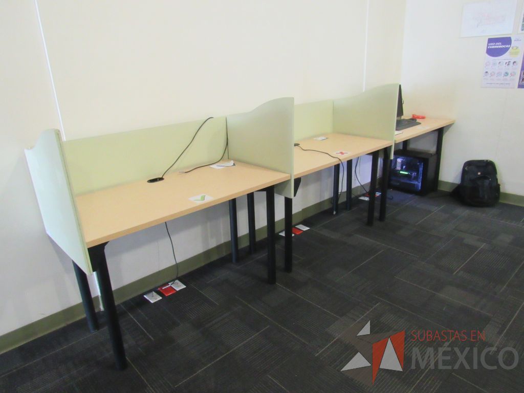 Lote 002 - Estación de trabajo para 3 personas con cubierta color madera y mampara divisoria color verde - Imagen 2