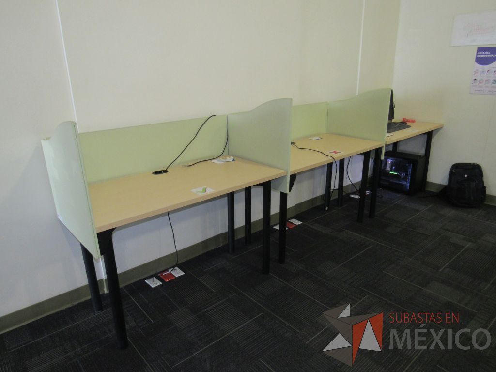 Lote 002 - Estación de trabajo para 3 personas con cubierta color madera y mampara divisoria color verde - Imagen 3