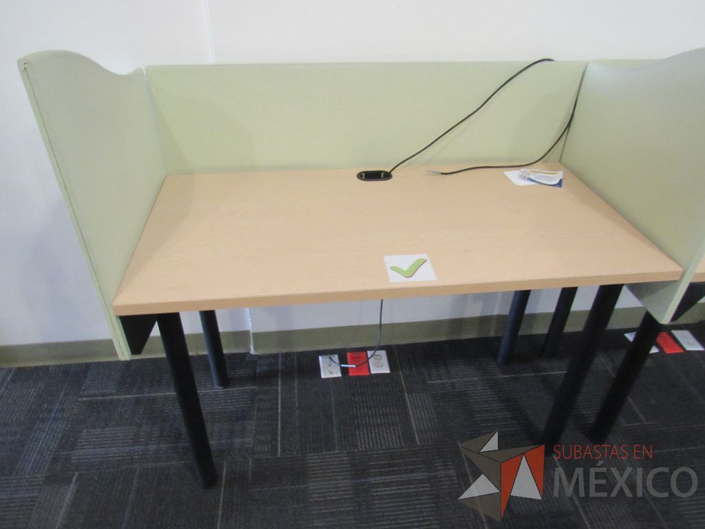 Lote 002 - Estación de trabajo para 3 personas con cubierta color madera y mampara divisoria color verde - Imagen 6