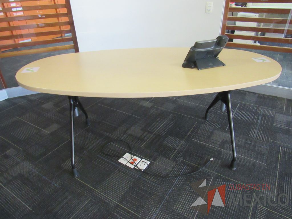 Lote 005 - Mesa de trabajo ovalada con base metálica y cubierta color madera - Imagen 3