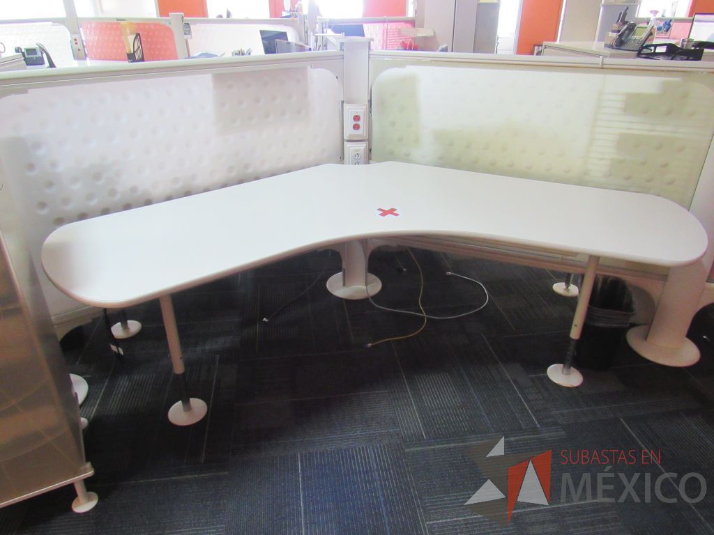 Lote 010 - Estación de trabajo para 20 personas con cubiertas curvas, 18 gabinetes y 9 archiveros verticales de 2 cajones - Imagen 3