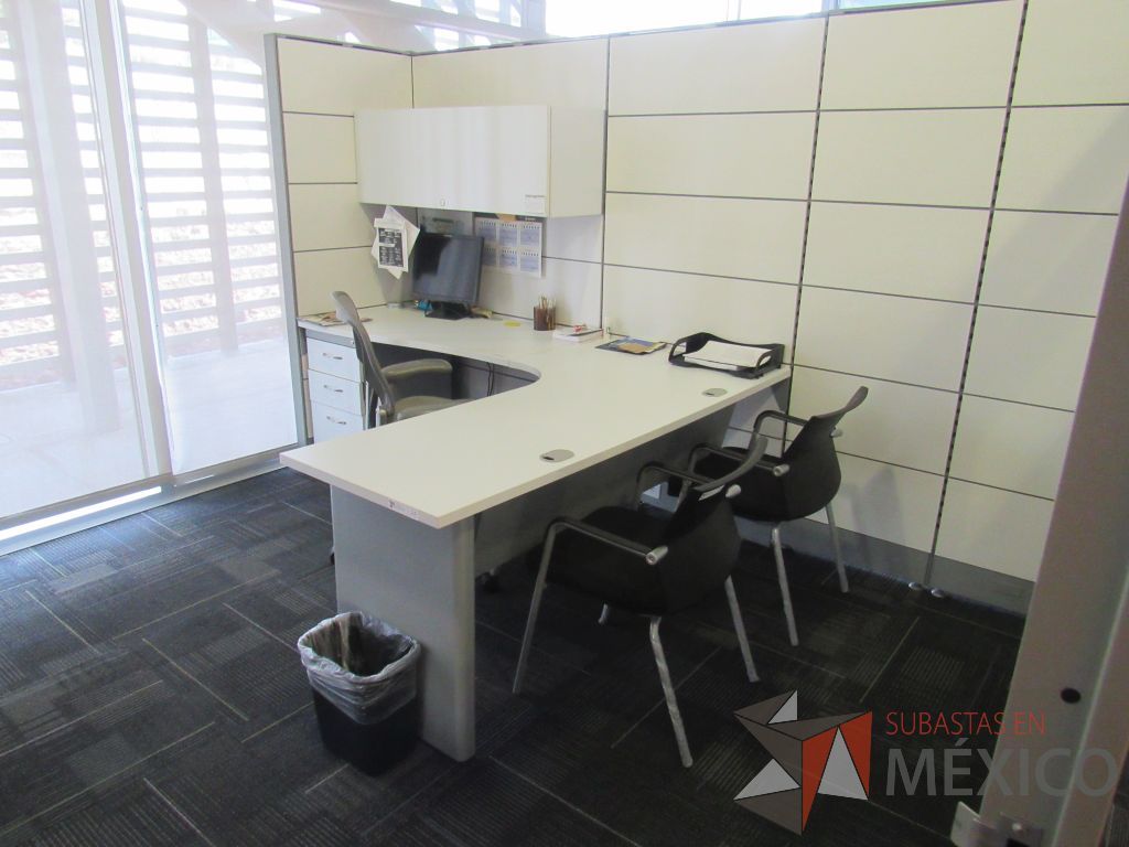 Lote 019 - Estación de trabajo gerencial para 2 personas con 2 escritorios en escuadra recargado sobre la mampara, 2 gavetas y 2 archiveros verticales de 3 cajones color blanco