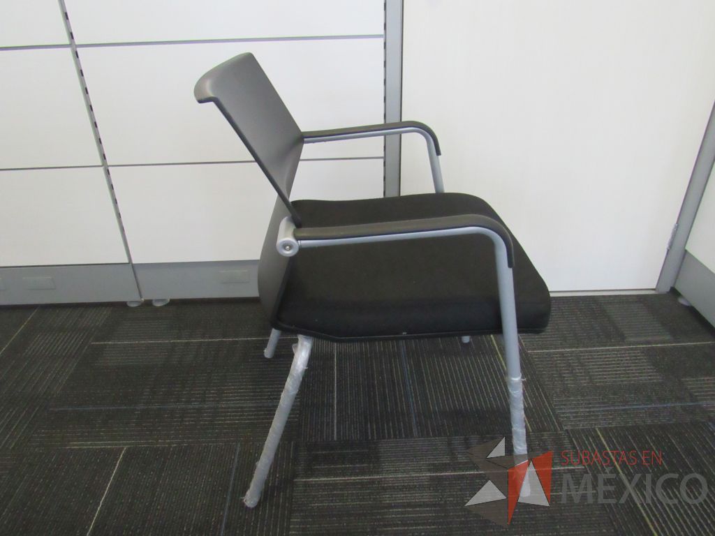 Lote 005 - 2 Sillas de visita con 4 patas metálicas, descansabrazos, asiento en tela y respaldo liso color negro - Imagen 4