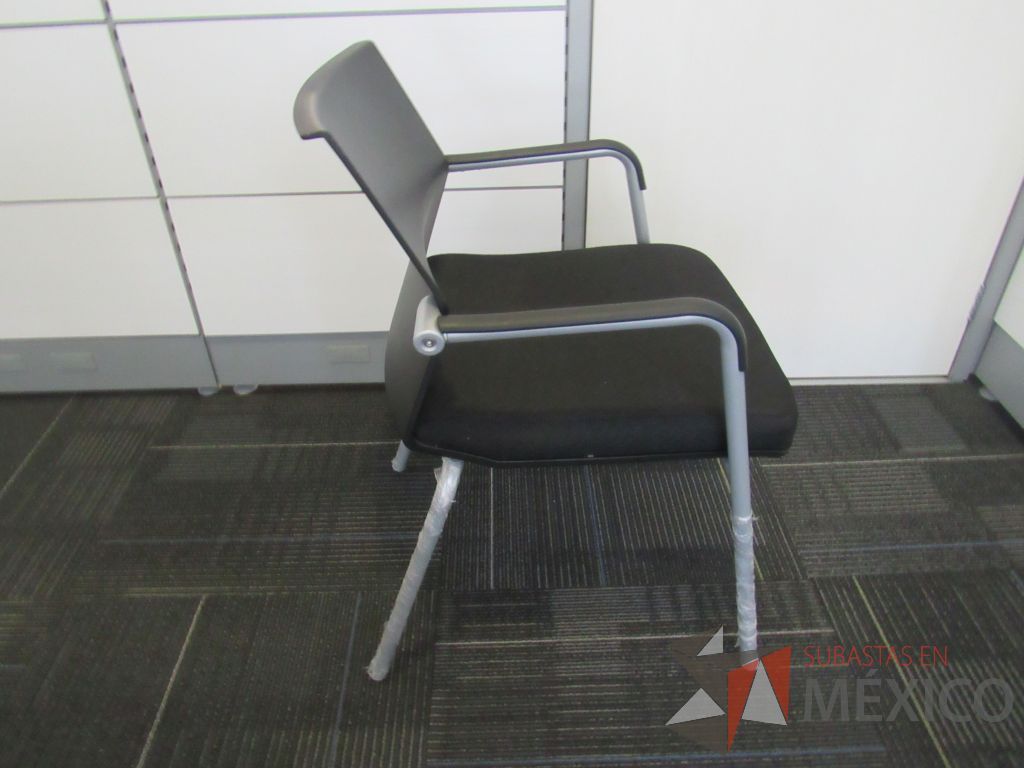 Lote 005 - 2 Sillas de visita con 4 patas metálicas, descansabrazos, asiento en tela y respaldo liso color negro - Imagen 5