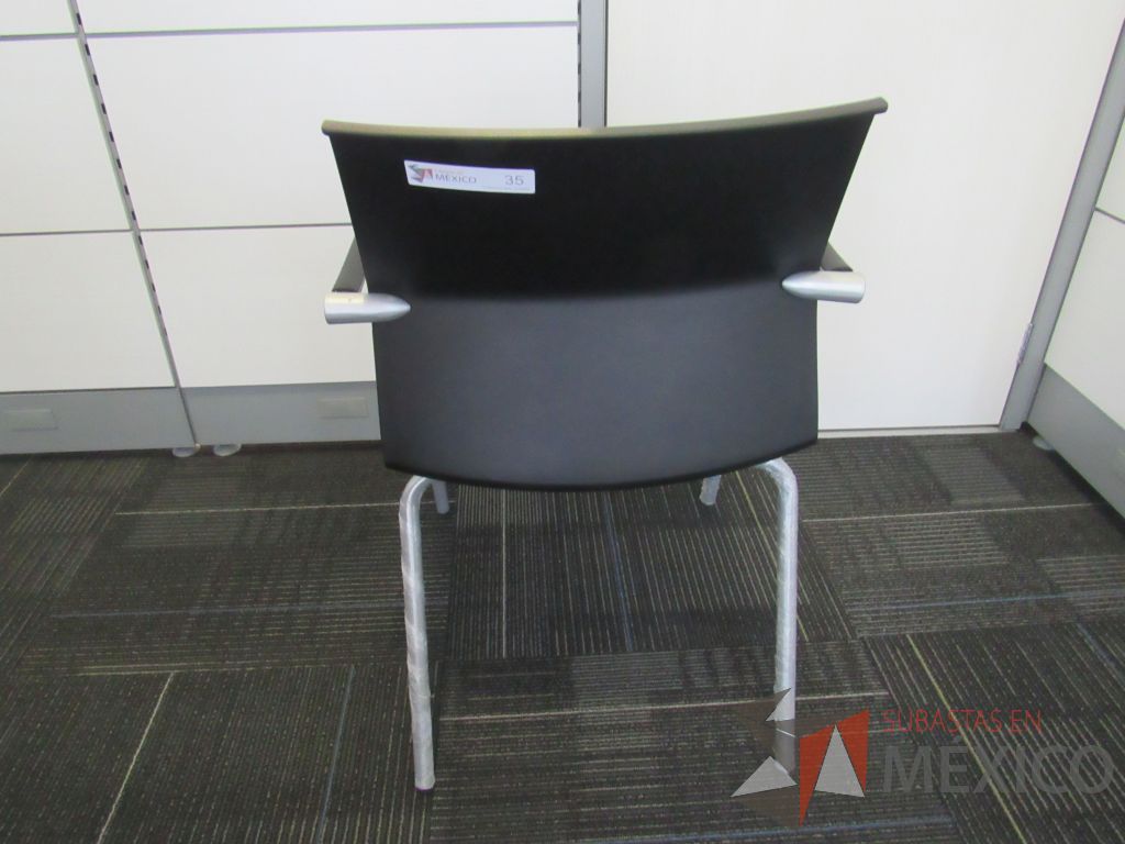Lote 005 - 2 Sillas de visita con 4 patas metálicas, descansabrazos, asiento en tela y respaldo liso color negro - Imagen 6