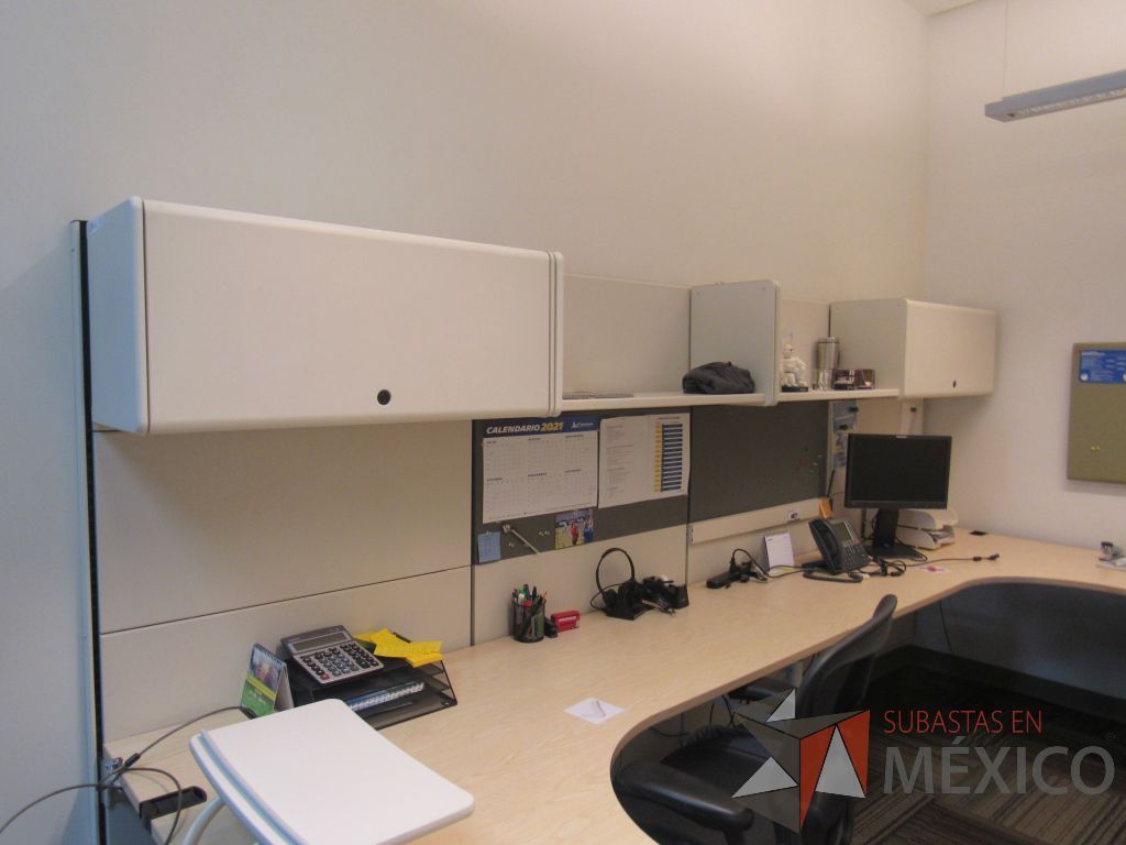 Lote 033 - Estación de trabajo para 2 personas con 2 archiveros de pedestal de 2 cajones, 2 repisas y 2 gavetas - Imagen 9