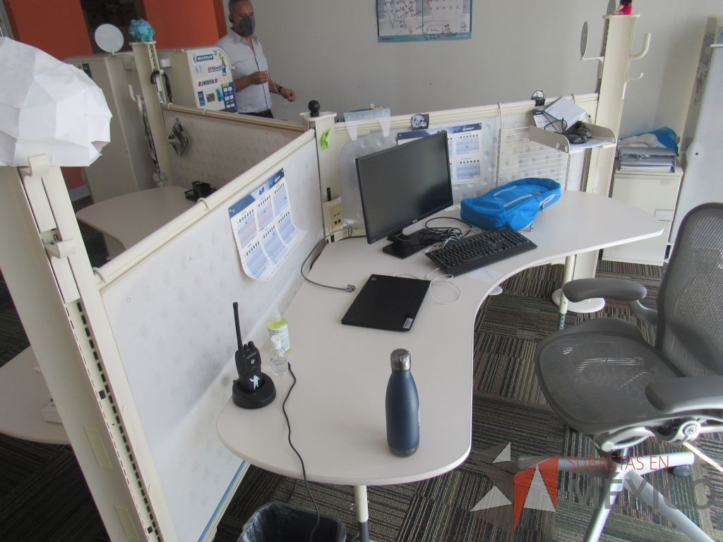 Lote 041 - Estación de trabajo para 3 personas con cubiertas curvas recargadas sobre la mampara y 3 gabinetes altos con 2 puertas - Imagen 6