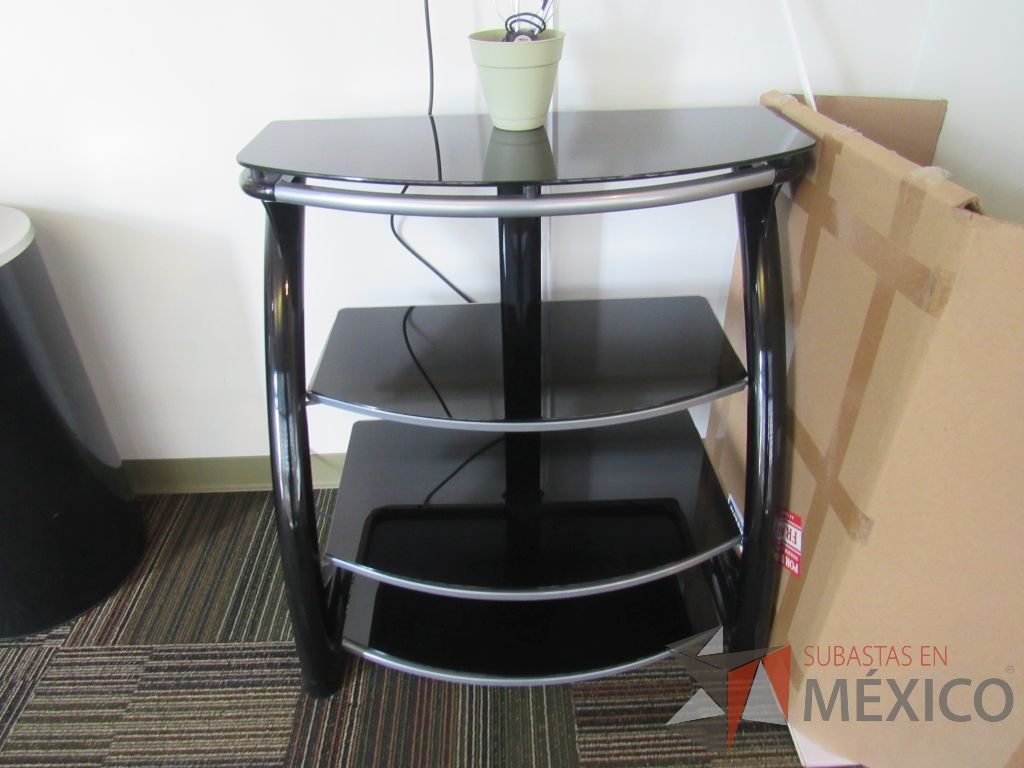 Lote 001 - Estante con estructura metálica y entrepaños de vidrio color negro