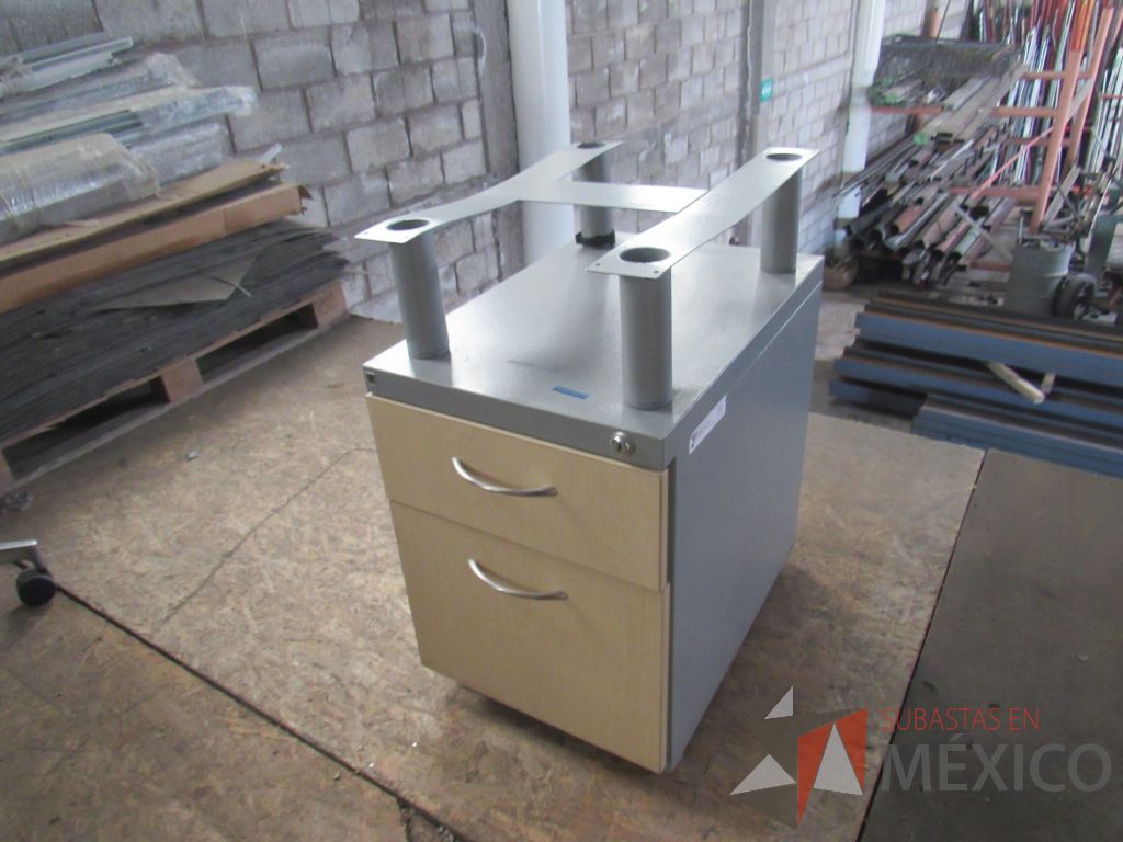 Lote 069 - Archivero metálico de 2 cajones con tapas color madera