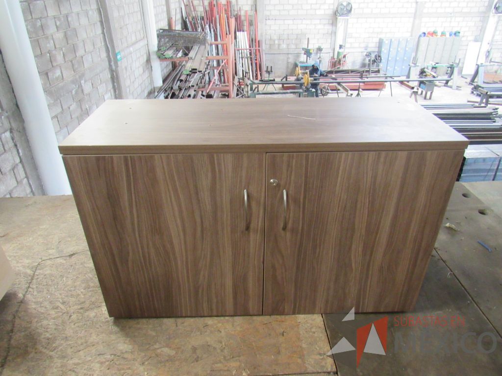 Lote 082 - Gabinete de 2 puertas y 1 entrepaño color café