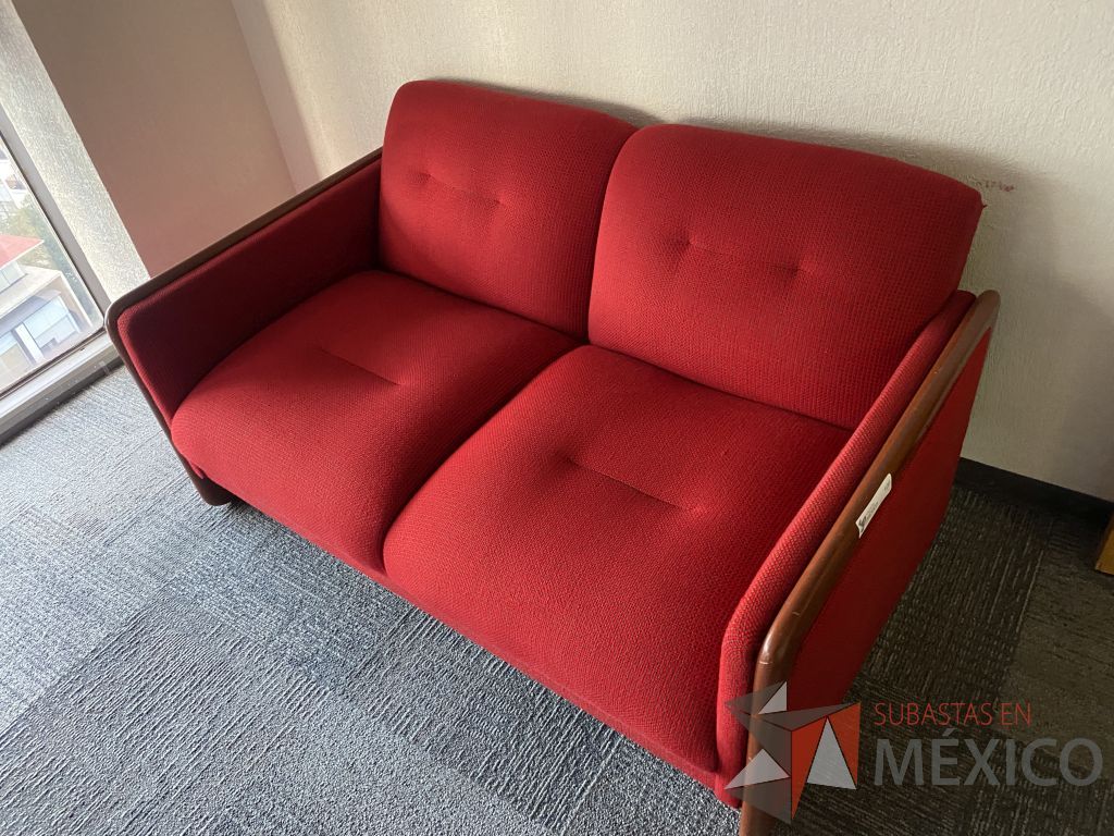 Lote 155 - Sillón de 2 plazas con descansa brazos, asiento y respaldo en tela color rojo - Imagen 5