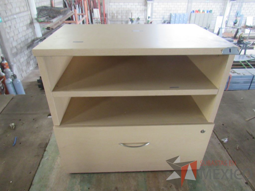 Lote 074 - Gabinete con 1 cajón y 1 entrepaño color madera
