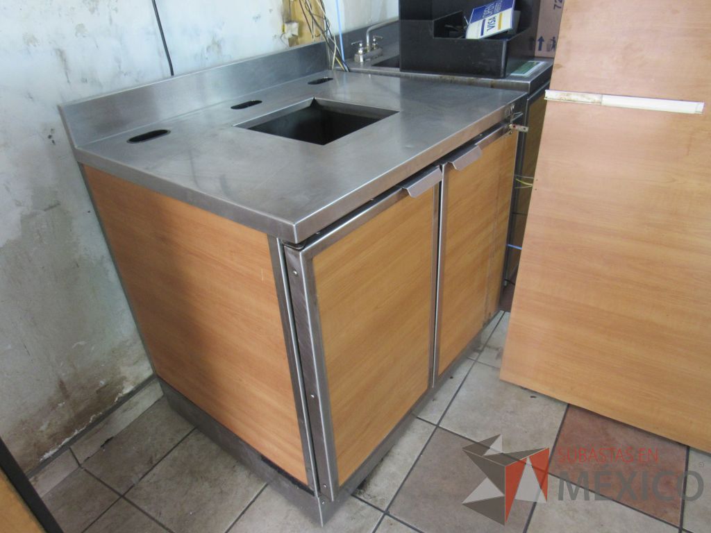 Lote 003 - Gabinete para colocar dispensador con 2 puertas y cubierta metálica - Imagen 2