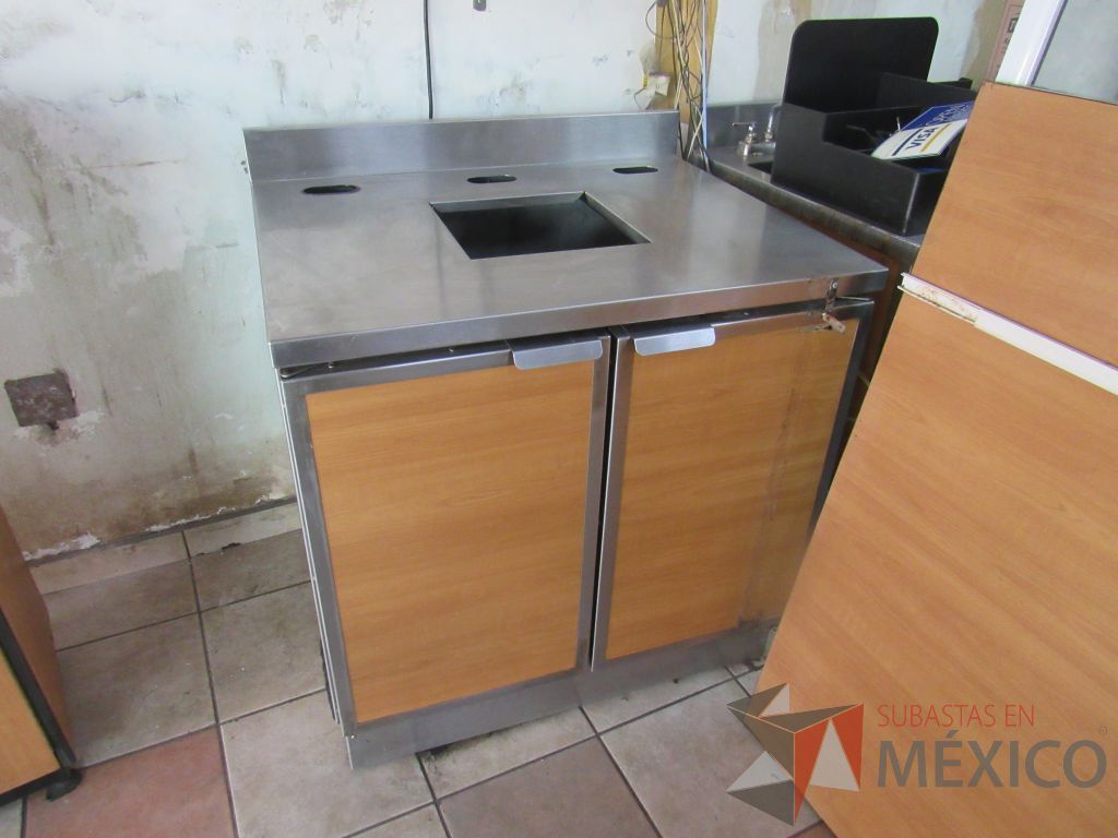 Lote 003 - Gabinete para colocar dispensador con 2 puertas y cubierta metálica - Imagen 3