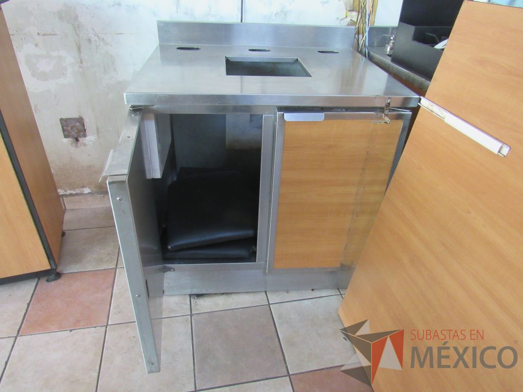 Lote 003 - Gabinete para colocar dispensador con 2 puertas y cubierta metálica - Imagen 4