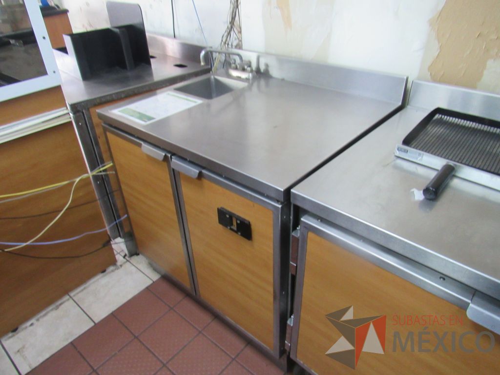 Lote 022 - Gabinete con cubierta metálica, 2 puertas y lavamanos - Imagen 2