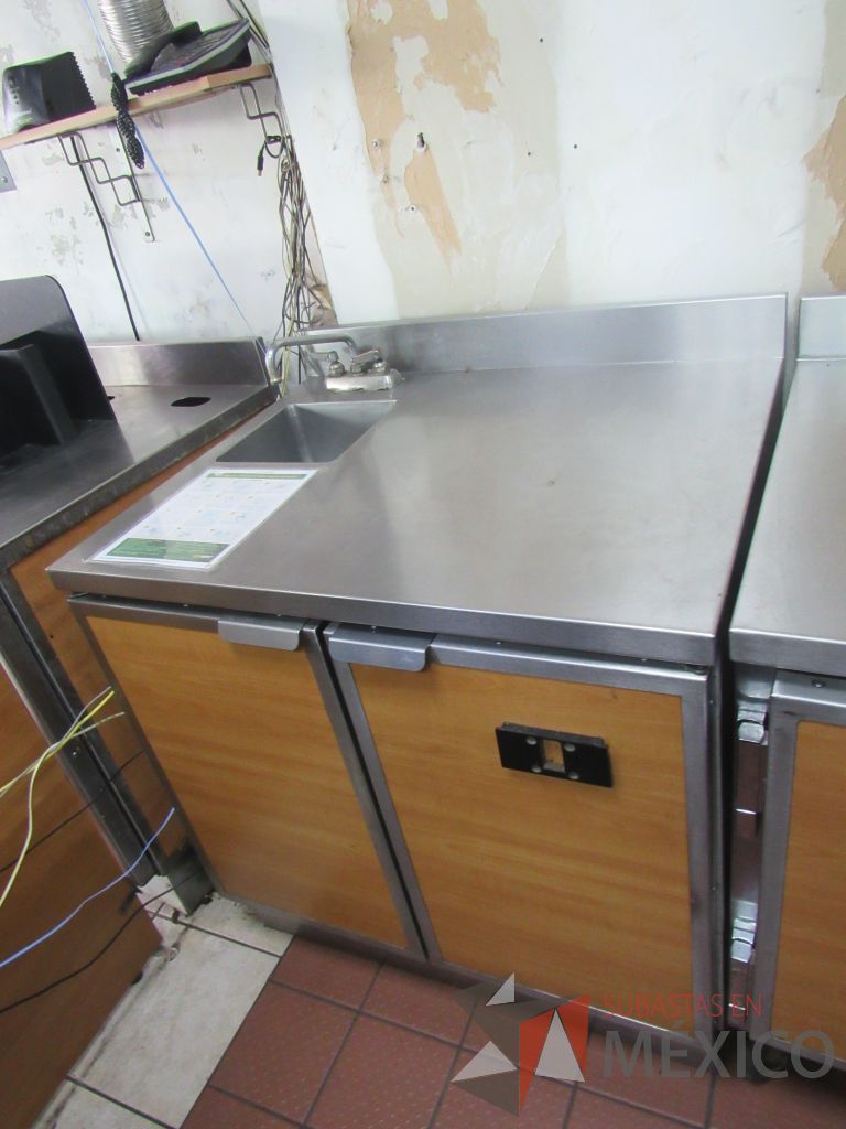 Lote 022 - Gabinete con cubierta metálica, 2 puertas y lavamanos - Imagen 3