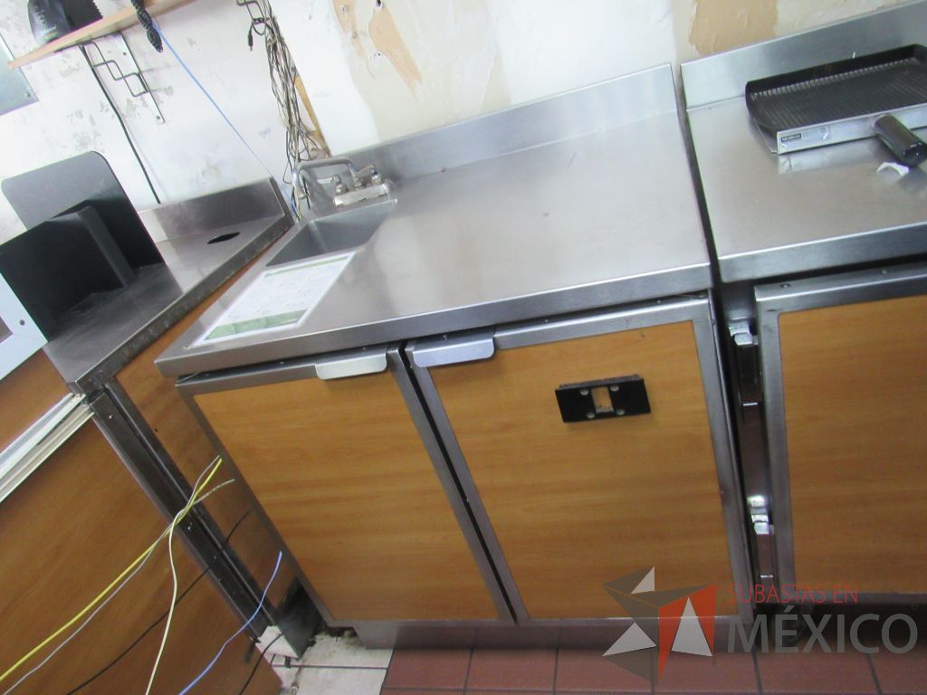 Lote 022 - Gabinete con cubierta metálica, 2 puertas y lavamanos - Imagen 4